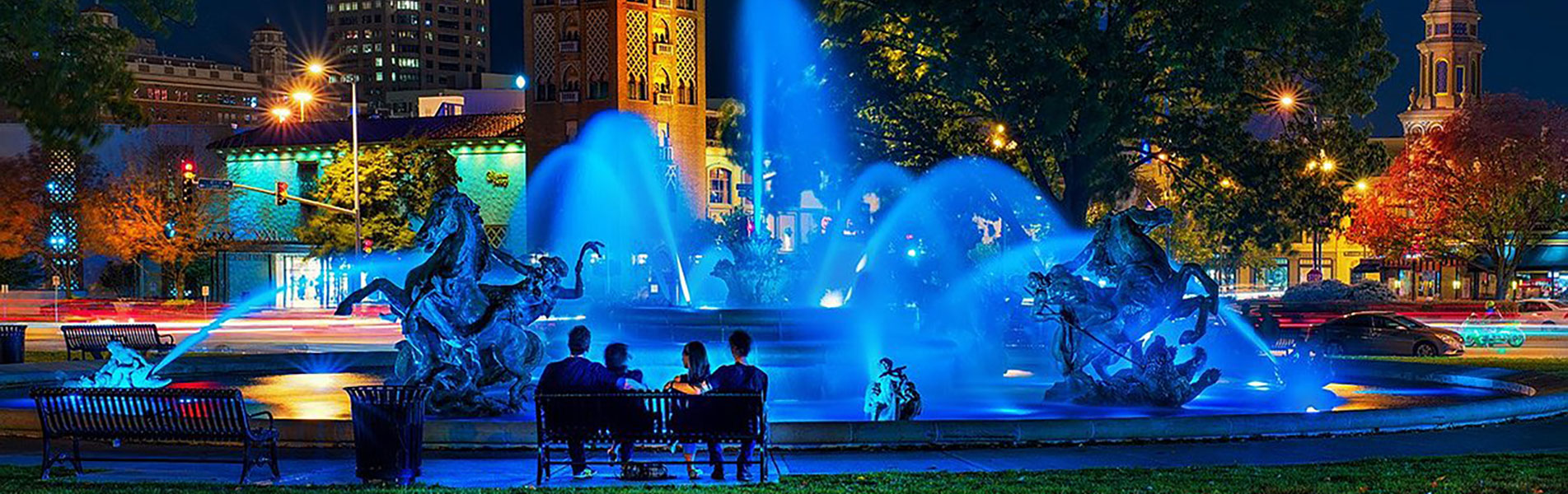 An illuminated fountain in Kansas City at night